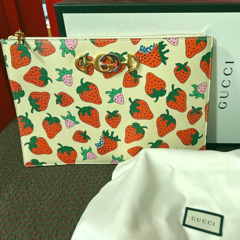 Gucci Zumi Strawberry Print Leather Zip Pouch Ivory GG Horsebit Italy Auth